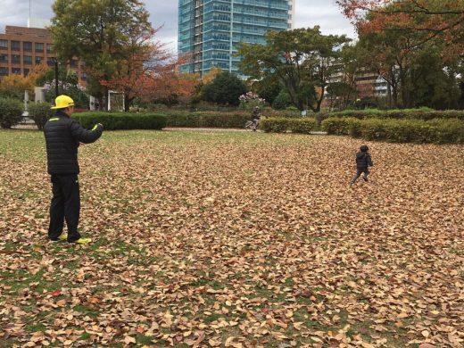 子どもと遊ぶ男性