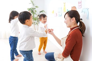 子供と遊ぶ女性